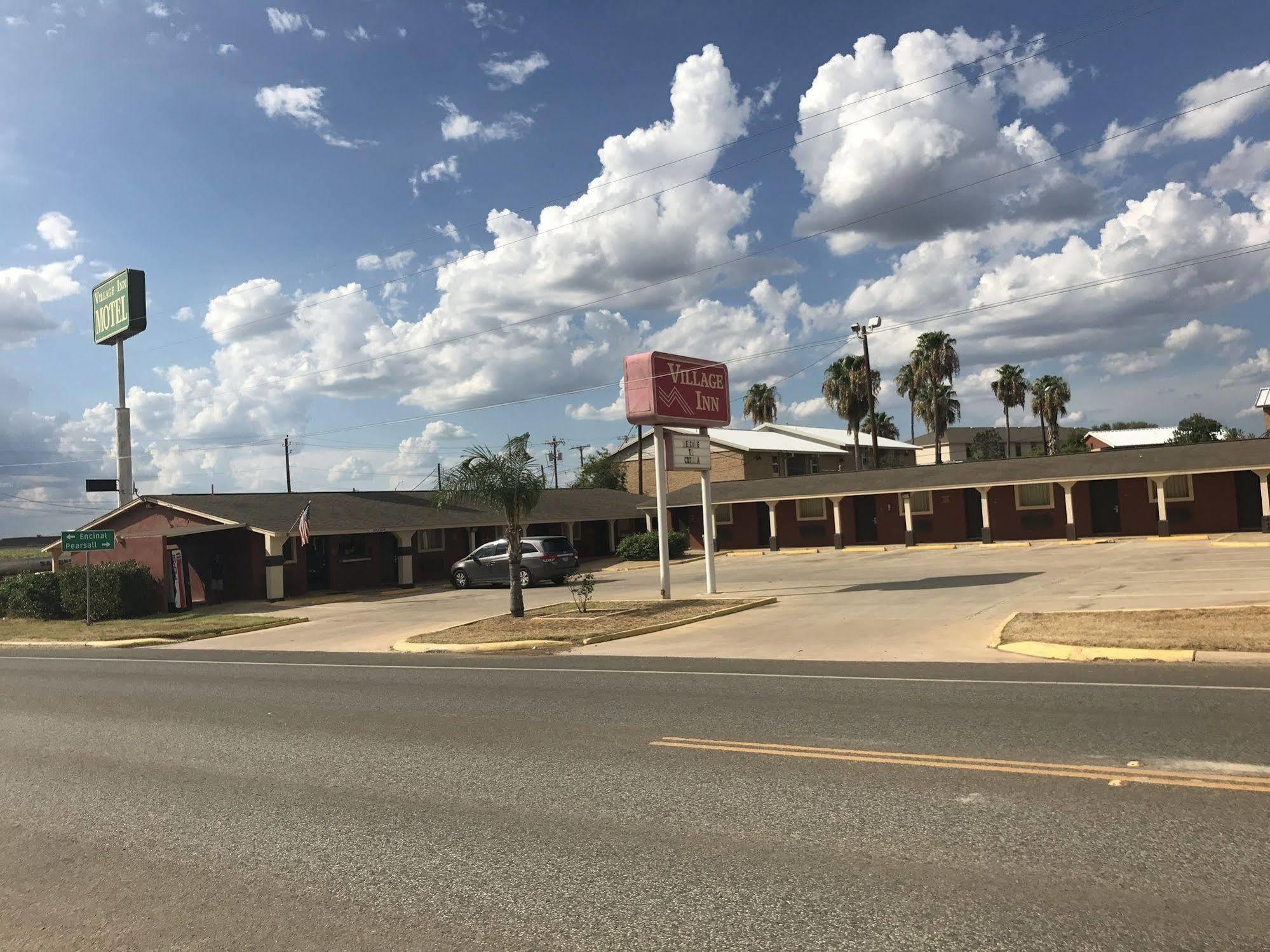 Village Inn קוטולה מראה חיצוני תמונה